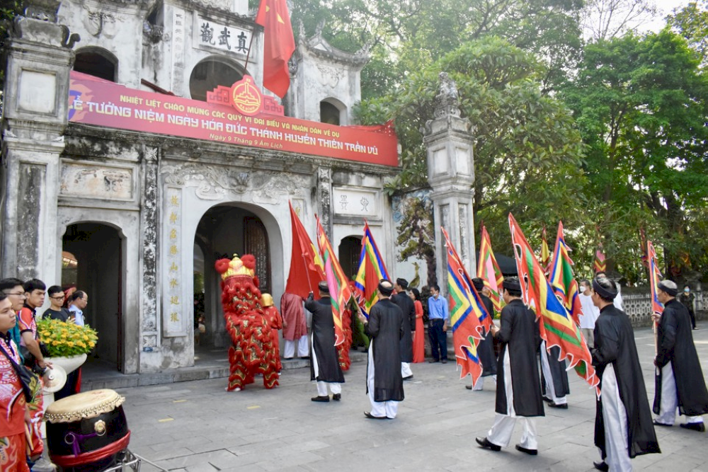 Quan Thanh Temple’s founding anniversary is a special occasion when you can experience more elaborate religious ceremonies